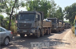 Xe chở đá gây ô nhiễm, tàn phá đường ở Đồng Nai 